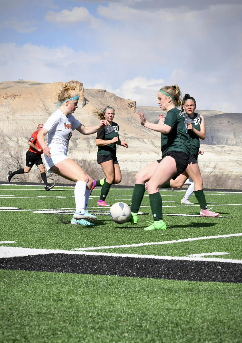 Lady Wolves beat Powell, face two tough losses - Green River Star